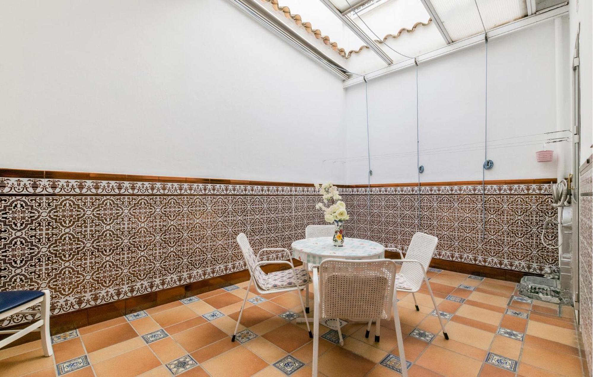 Cozy Apartment In Sevilla With Kitchen Exterior photo